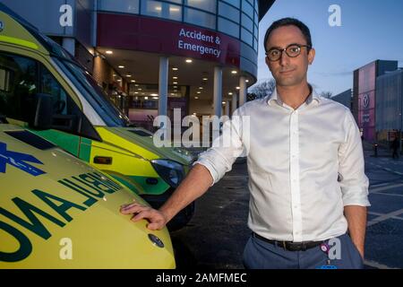 Simon Sethi Chief Operating Officer des Yeovil District Hospital, Yeovil, Somerset, Großbritannien, steht außerhalb der Abteilung Für Unfall und Notfall. Stockfoto