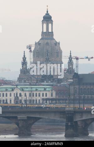 Dresden, Deutschland. Januar 2020. Blick auf die Frauenkirche. Die jährliche Reinigung und Instandhaltung der Kirche dauert bis zum 18. Januar 2020 und umfasst das Kircheninnere, Treppenhäuser, Galerien und Kuppelaufgang. Kredit: Sebastian Kahnert / dpa-Zentralbild / dpa / Alamy Live News Stockfoto