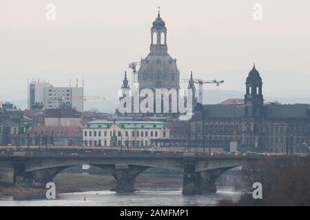 Dresden, Deutschland. Januar 2020. Blick auf die Frauenkirche. Die jährliche Reinigung und Instandhaltung der Kirche dauert bis zum 18. Januar 2020 und umfasst das Kircheninnere, Treppenhäuser, Galerien und Kuppelaufgang. Kredit: Sebastian Kahnert / dpa-Zentralbild / dpa / Alamy Live News Stockfoto