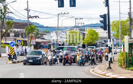 Patong, Thailand - 27. November 2019: Starker Verkehr in Phuket. Stockfoto