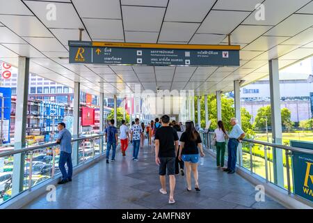 Bangkok, Thailand - 29. November 2019: Die Menge der Fußgänger, die an einem geschäftigen Tag auf dem Ratchaprasong District R Walk Elevated Fußgänger-Gehweg hektisch sind Stockfoto
