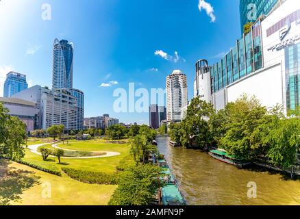 Bangkok, Thailand - 29. November 2019: Panoramablick auf den Kanal, der durch das Zentrum von Bangkok führt. Hochhäuser und Park auf der Seite. Stockfoto