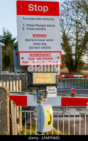 Unbemannte Bahnübergang Gesundheit & Sicherheit Warnung STOP-Schild, Zug kommenden Zeichen beleuchtet die Warnung der Öffentlichkeit nicht die Spur zu kreuzen. England Großbritannien Stockfoto