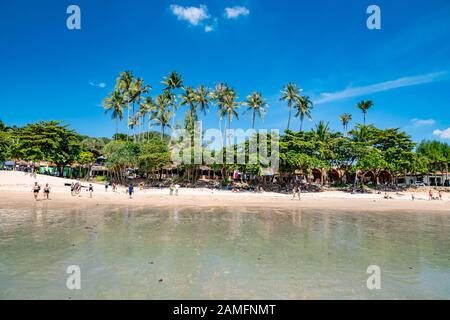 Stadt Krabi, Thailand - 23 November 2019: Schöne Ao Nang Beach in Krabi Town, Thailand. Stockfoto