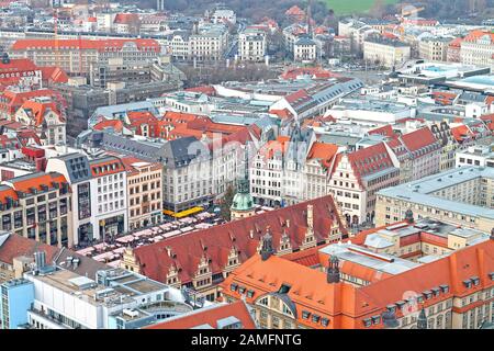 Luftbild zur Innenstadt von Leipzig mit Marktplatz, Altem Rathaus und traditionellem weihnachtsmarkt. Deutschland. Dezember 2019. Stockfoto
