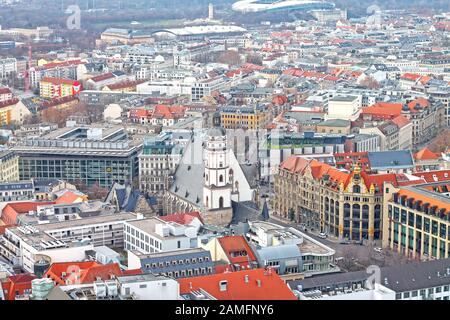 Luftbild zur historischen Innenstadt von Leipzig mit Thomaskirche, Commerzbank und Zentralstadion. Deutschland. Stockfoto