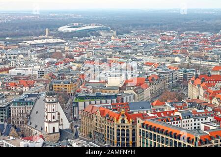 Luftbild zur historischen Innenstadt von Leipzig mit Thomaskirche, Commerzbank und Zentralstadion. Deutschland. Stockfoto