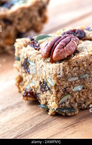 Leckerer Veganer Kuchen Auf Pflanzenbasis, Rezept mit Nüssen Obst und Hafer selektiver Fokus Einzelstück auf Kopierraum im Hintergrund Stockfoto