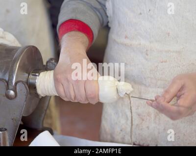 Traditionelle Schweinesalami-Herstellung mit Schweinedärmen für die Haut. Rustikales, ländliches Italien. Echte Bauernproduktion. Stockfoto