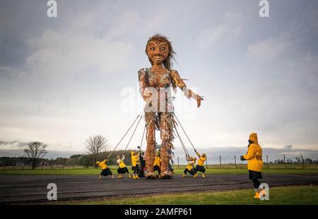 Puppenspieler von Vision Mechanic probten mit Schottlands größter Marionette, einer zehn Meter hohen Meeresgöttin namens Storm, auf dem Gelände des Flugmuseums East Lothian. Storm, der vollständig aus recyceltem Material hergestellt wurde, wurde vor seinem Debüt auf den Celtic Connections Costal Day Feiern in Glasgow an diesem Wochenende vorgestellt. Stockfoto