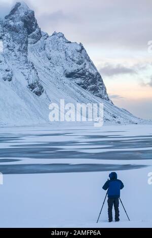 Fotograf ein Foto Fotografie Fotos von gefrorenen Meere und Berge bei Vestrahorn Berge, Johannesburg, Stokksnes, South Island im Januar Stockfoto