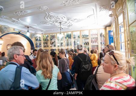 Die Kunden warten auf den Kauf des berühmten Belem-Gebäcks in der Bäckerei Pasteis de Belem, Belem, Lissabon, Portugal Stockfoto