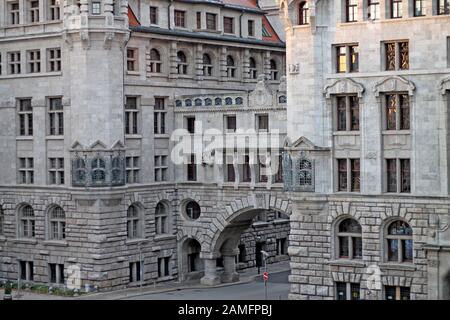 Teil des neuen Rathauses Neues Rathaus im historischen Teil der Stadt. Burgplatz, ehemaliges Gebiet Pleißenburg. Leipzig, Deutschland Stockfoto