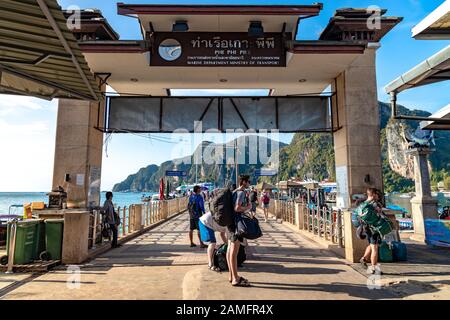 Insel Ko Phi Phi, Krabi Thailand - 26. November 2019: Geschäftiges, überfülltes Tonsai Pier auf einer paradiesischen thailändischen Insel. Viele Menschen kommen und fahren mit Fähren Stockfoto