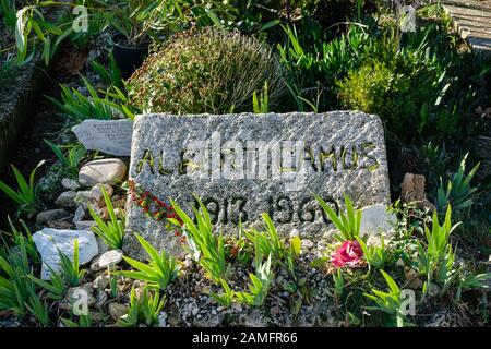 Dezember 2019 in Lourmarin, Vaucluse, Lubéron, Provence-Côte d'Azur, Frankreich. Grab des französischen Schriftstellers Albert Camus Stockfoto