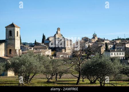 Dezember 2019 in Lourmarin, Vaucluse, Lubéron, Provence-Côte d'Azur, Frankreich. Blick auf das Dorf Lourmarin Stockfoto