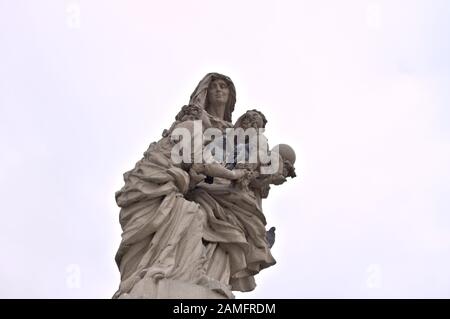 Isolierte Statue mit Tauben in der Karlsbrücke (Prag, Tschechien, Europa) Stockfoto