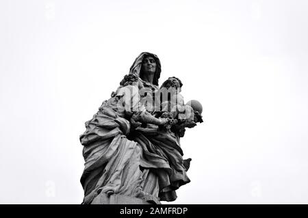 Isolierte Statue mit Tauben in der Karlsbrücke (Prag, Tschechien, Europa) Stockfoto