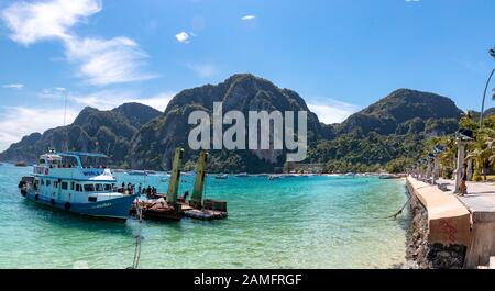 Koh Phi Phi, Thailand - 26. November 2019: Schnorcheln in der Nähe eines Strandes auf Phi Phi Island. Stockfoto