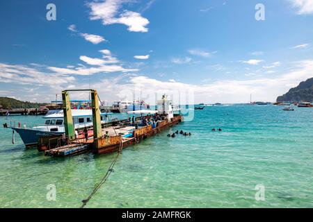 Koh Phi Phi, Thailand - 26. November 2019: Schnorcheln in der Nähe eines Strandes auf Phi Phi Island. Stockfoto