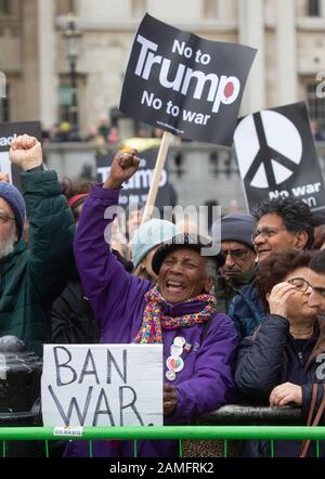 "Nein zum Krieg gegen den Iran "März auf dem Trafalgar Square. Demonstranten Protest nach der Ermordung von qasem Solemani von Präsident Trumpf. Stockfoto