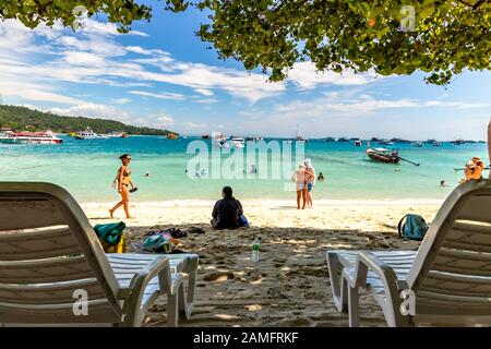 Ko Phi Phi - 26. November 2019: Liegen am Strand von Loh-Dalum auf Phi Phi Island, Thailand. Stockfoto