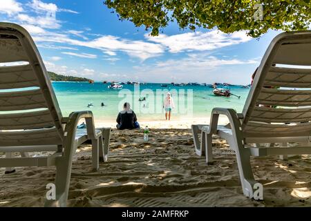 Ko Phi Phi - 26. November 2019: Liegen am Strand von Loh-Dalum auf Phi Phi Island, Thailand. Stockfoto