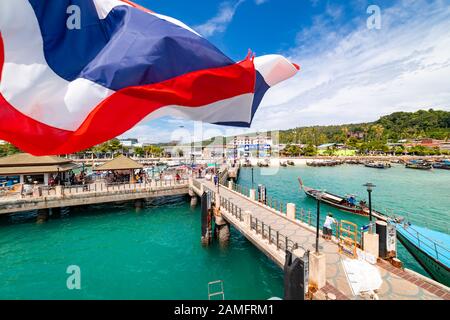 Koh Phi Phi, Thailand - 26. November 2019: Menschen, die am Phi Phi Island Pier in Thailand herumlaufen. Stockfoto