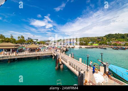 Koh Phi Phi, Thailand - 26. November 2019: Menschen, die am Phi Phi Island Pier in Thailand herumlaufen. Stockfoto