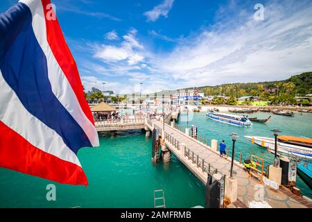 Koh Phi Phi, Thailand - 26. November 2019: Menschen, die am Phi Phi Island Pier in Thailand herumlaufen. Stockfoto