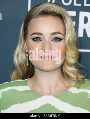Santa MONICA, LOS ANGELES, KALIFORNIEN, USA - 12. JANUAR: Schauspielerin AJ Michalka mit Elisabetta Franchi kommt bei den 25. Jährlichen Critics' Choice Awards am 12. Januar 2020 im Barker Hangar in Santa Monica, Los Angeles, Kalifornien, USA. (Foto von Xavier Collin/Image Press Agency) Stockfoto