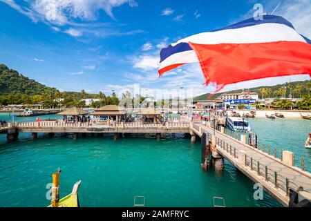 Koh Phi Phi, Thailand - 26. November 2019: Menschen, die am Phi Phi Island Pier in Thailand herumlaufen. Stockfoto