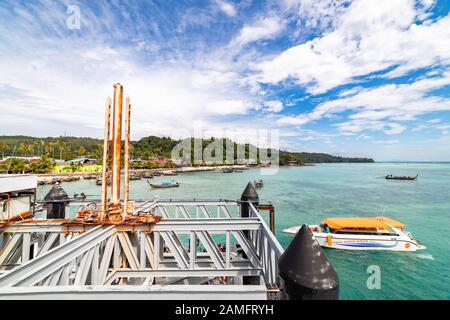 Ko Phi Phi, Thailand - 26. November 2019: Phi Phi Insel in Thailand. Perfekter Sommerurlaub. Stockfoto