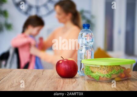 Gesunde Mittagsbox mit Sandwich und frischem Gemüse Stockfoto