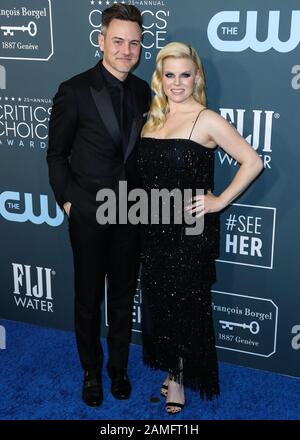 Santa MONICA, LOS ANGELES, KALIFORNIEN, USA - 12. JANUAR: Brian Gallagher und Megan Hilty kommen zu den 25. Annual Critics' Choice Awards, die am 12. Januar 2020 im Barker Hangar in Santa Monica, Los Angeles, Kalifornien, USA abgehalten werden. (Foto von Xavier Collin/Image Press Agency) Stockfoto