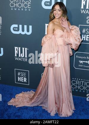 Santa MONICA, LOS ANGELES, KALIFORNIEN, USA - 12. JANUAR: Schauspielerin Chloe Bennett, die ein Kleid aus Yanina Couture trägt, kommt zu den 25. Annual Critics' Choice Awards, die am 12. Januar 2020 im Barker Hangar in Santa Monica, Los Angeles, Kalifornien, Vereinigte Staaten abgehalten werden. (Foto von Xavier Collin/Image Press Agency) Stockfoto