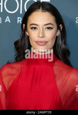 Santa Monica, Vereinigte Staaten. Januar 2020. Santa MONICA, LOS ANGELES, KALIFORNIEN, USA - 12. JANUAR: Schauspielerin Chloe Bridges, die ein Azeeza-Kleid trägt, kommt zu den 25. Jährlichen Critics' Choice Awards, die am 12. Januar 2020 im Barker Hangar in Santa Monica, Los Angeles, Kalifornien, Vereinigte Staaten abgehalten werden. (Foto von Xavier Collin/Image Press Agency) Credit: Image Press Agency/Alamy Live News Stockfoto