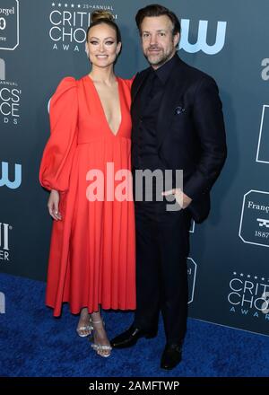 Santa MONICA, LOS ANGELES, KALIFORNIEN, USA - 12. JANUAR: Olivia Wilde und Jason Sudeikis kommen zu den 25. Jährlichen Critics' Choice Awards, die am 12. Januar 2020 im Barker Hangar in Santa Monica, Los Angeles, Kalifornien, USA abgehalten werden. (Foto von Xavier Collin/Image Press Agency) Stockfoto