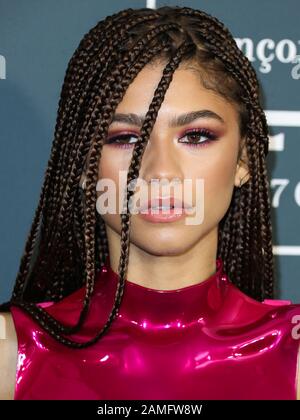 Santa MONICA, LOS ANGELES, KALIFORNIEN, USA - 12. JANUAR: Schauspielerin Zendaya Coleman, die ein Tom Ford-Kleid trägt und Christian Louboutin Schuhe kommt bei den 25th Annual Critics' Choice Awards, die am 12. Januar 2020 im Barker Hangar in Santa Monica, Los Angeles, Kalifornien, Vereinigte Staaten abgehalten werden. (Foto von Xavier Collin/Image Press Agency) Stockfoto