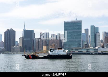 Us-Küstenwache Boot vor UN-Hauptquartier, NEW YORK Stockfoto