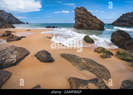 Felsen am Strand von Adraga - praia da Adraga Sintra, Portugal Stockfoto