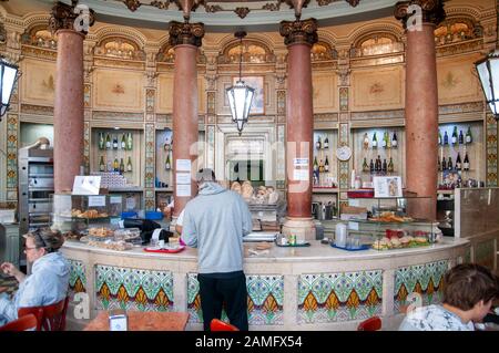 Interieur einer traditionellen portugiesischen Bäckerei, Pastelaria Padaria Sao Roque, Bairro Alto, Lissabon, Portugal Stockfoto