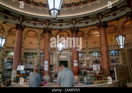 Interieur einer traditionellen portugiesischen Bäckerei, Pastelaria Padaria Sao Roque, Bairro Alto, Lissabon, Portugal Stockfoto