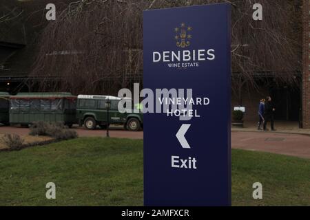 Beschilderung für Denbies Vineyard und Vineyard Hotel, Dorking, Surrey, Januar 2020 Stockfoto