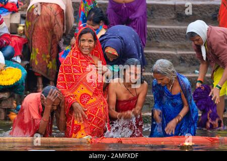 Varanasi, INDIEN, 18. JANUAR 2019: Traditionelles Flussbad Ganges und Hindu-Ritual bei Sonnenaufgang entlang der Varanasi Ghats Stockfoto