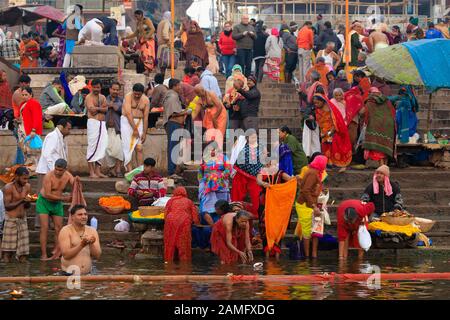 Varanasi, INDIEN, 18. JANUAR 2019: Traditionelles Flussbad Ganges und Hindu-Ritual bei Sonnenaufgang entlang der Varanasi Ghats Stockfoto