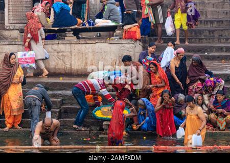 Varanasi, INDIEN, 18. JANUAR 2019: Traditionelles Flussbad Ganges und Hindu-Ritual bei Sonnenaufgang entlang der Varanasi Ghats Stockfoto