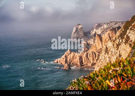 Portugal cabo da roca und Ursa Strandlage mit atemberaubendem Blick auf Klippenfelsen an der küste des atlantiks Stockfoto