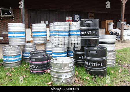 Bierfässer, Kilderkins und Firkins, einschließlich Inzwischen IPA, werden vor der Brauerei in Denbies, Dorking, Großbritannien, gestapelt Stockfoto