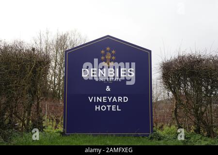 Beschilderung für Denbies Vineyard und Vineyard Hotel, Dorking, Surrey, Januar 2020 Stockfoto